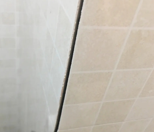 根河瓷砖空鼓维修公司分享阳台瓷砖脱落的修复过程可以分为以下几个步骤