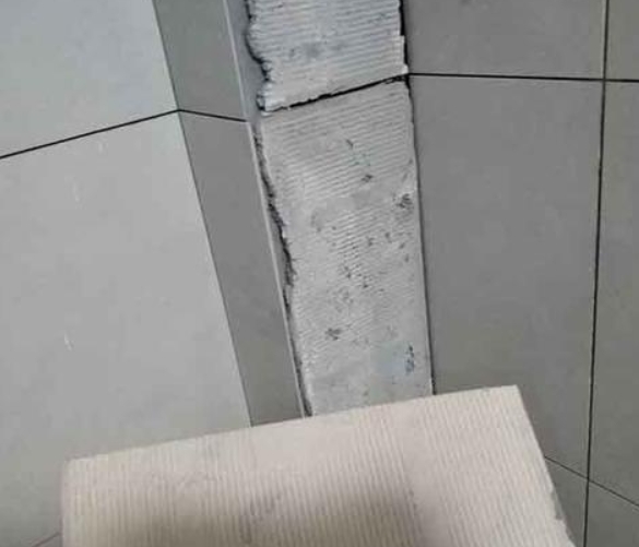 根河瓷砖空鼓维修公司分享下厨房瓷砖脱落的补救措施。